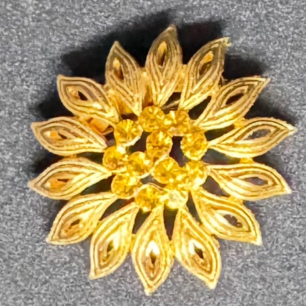 Vintage Gold tone Flower‎ Brooch Pin Rhinestone Floral Sunburst preloved